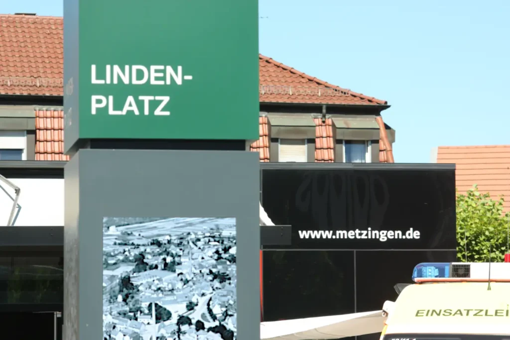 Lindenplatz Blick auf Tourist Info...
und Einsatzwagen des Stadt und Heimatfestes.
  
