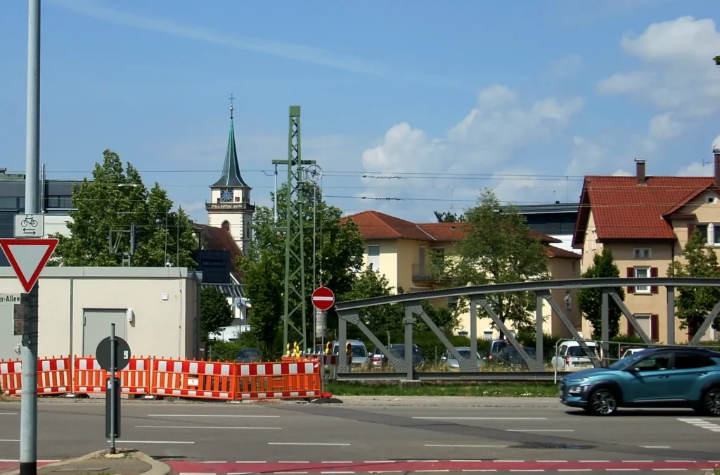 Ausblick auf den Brückenträger über die Gleise und Blick auf die Martinskirche in Metzingen.