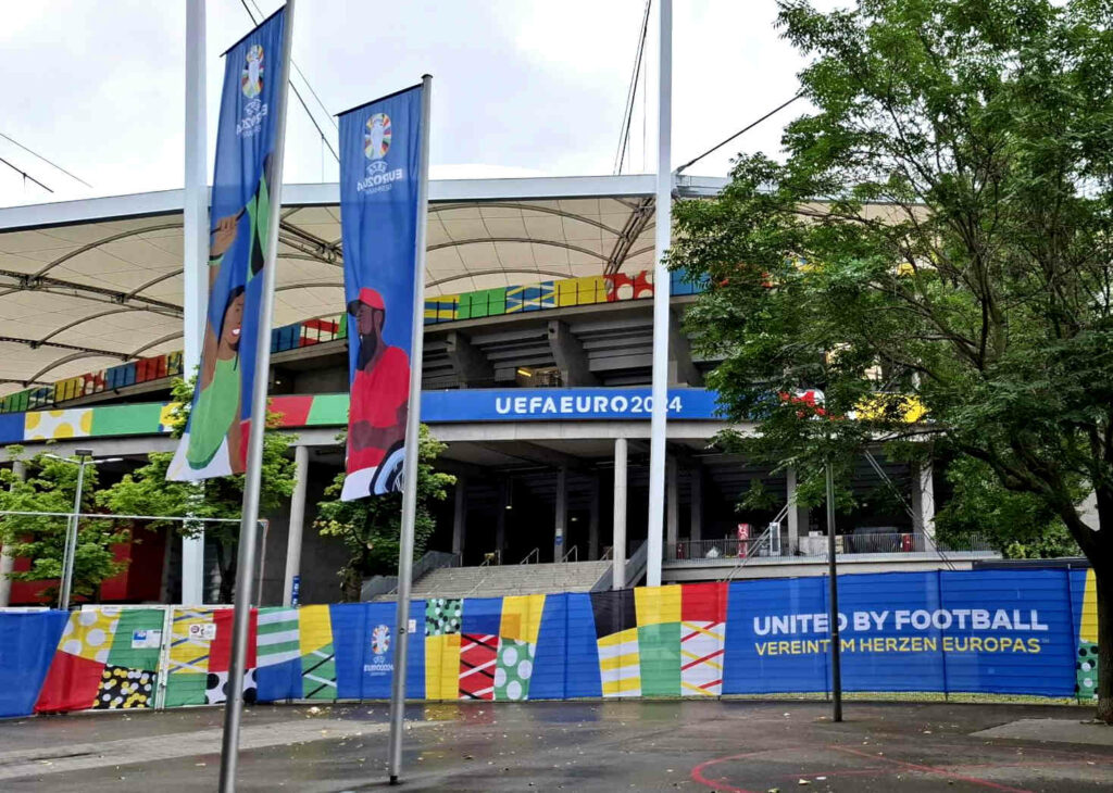 United by Football. Text vor dem Stadion.
